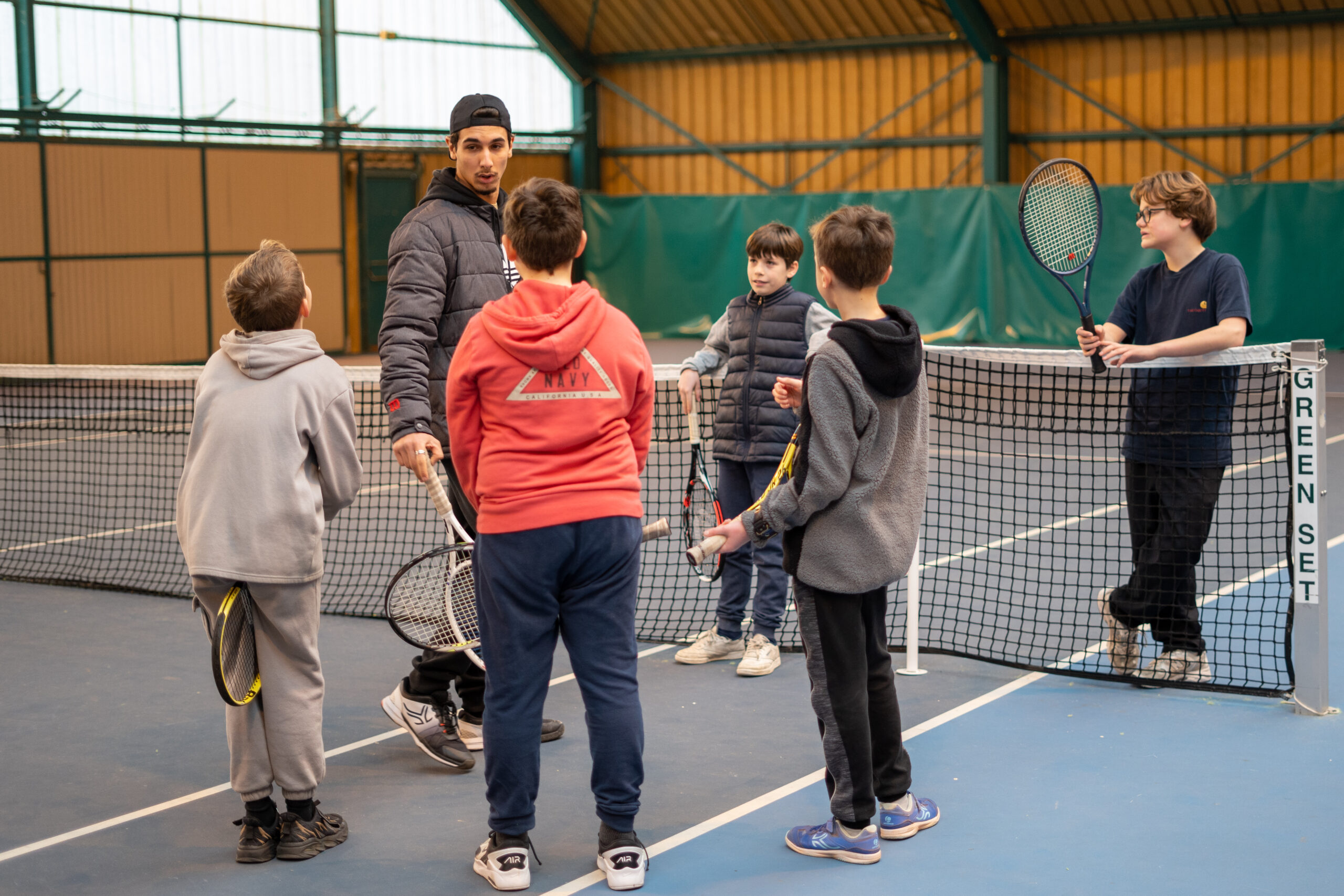 Stagiaire DE-Tennis enseignant à un public jeune