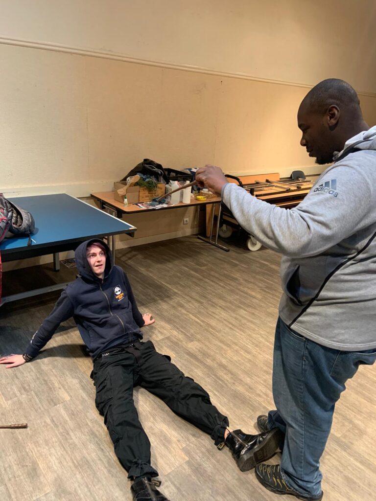 Jean-Kenny en action théâtrale